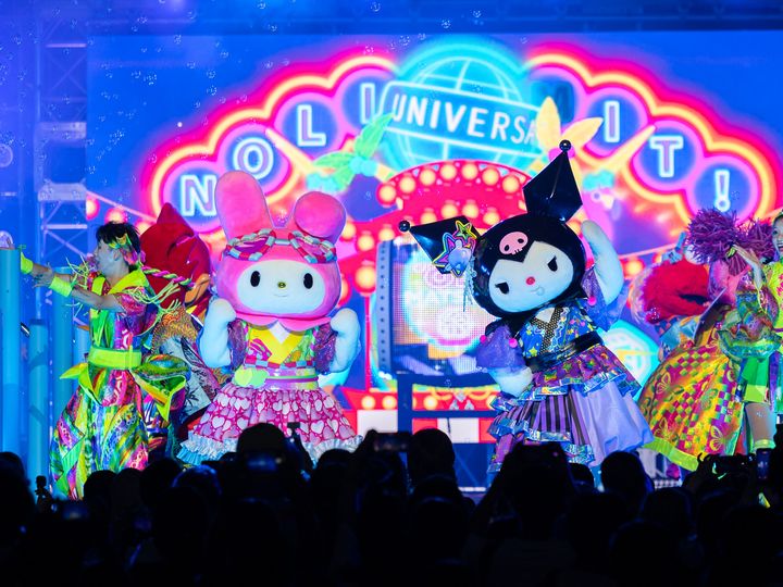 水を浴びながら踊るマイメロディとクロミ