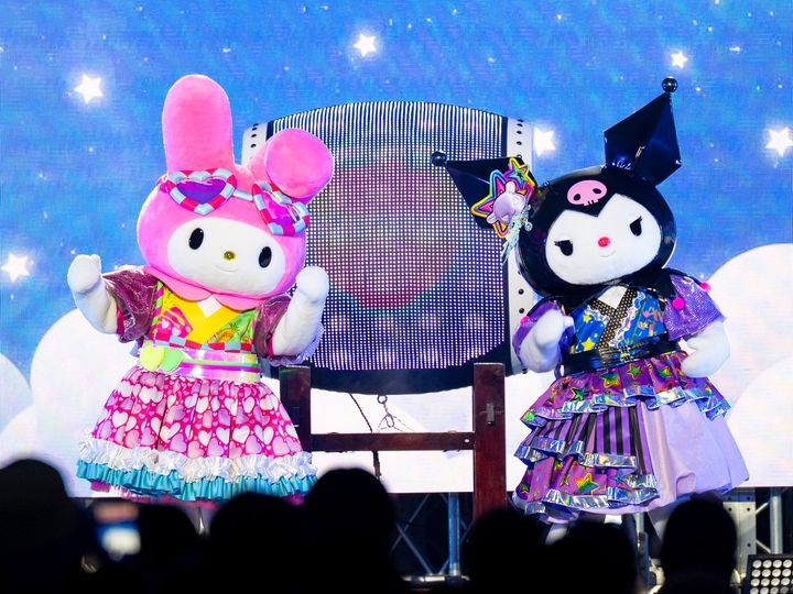 太鼓を挟んで登場したマイメロディとクロミ