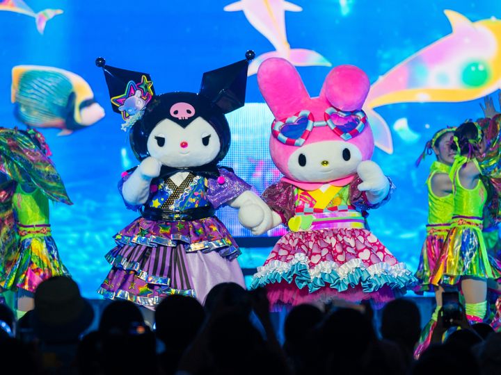 水中映像を背に並んで踊るクロミとマイメロディ