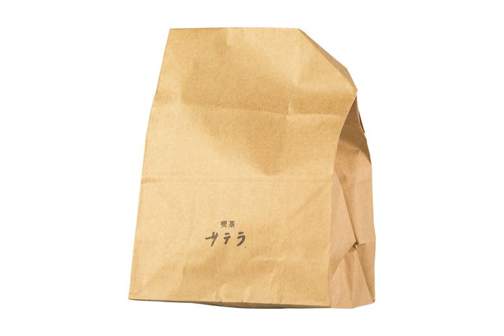 〈喫茶サテラ〉のロゴ入りの紙袋