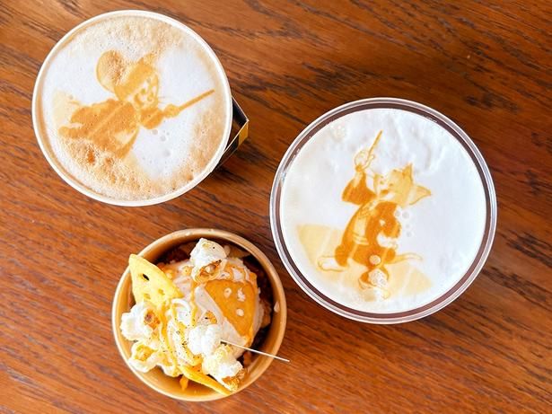 ラテアートがかわいすぎて飲めない！(写真左から)「カフェラテ」(780円)、「ミニチーズアイス」(700円)、「アイスカフェラテ(780円)」