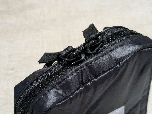 メイン収納のダブルファスナー引き手部分をアップで見せた写真