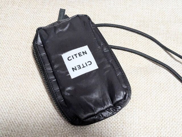 CITENスマホショルダーバッグ単体、ロゴタグとストラップの写真