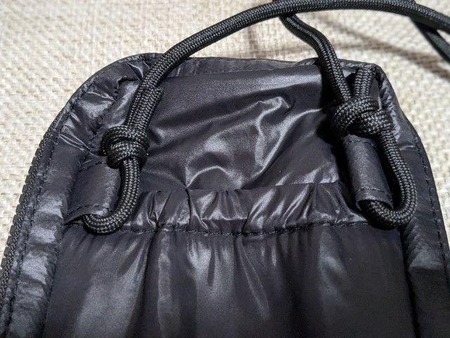 ショルダーストラップの結び目部分をアップで見せた写真