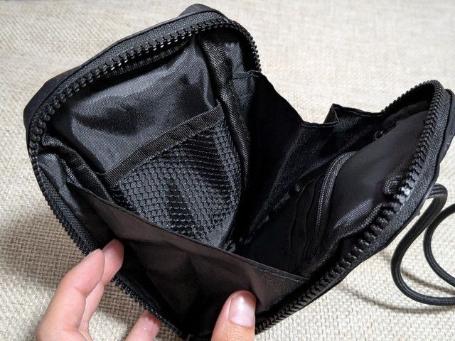バッグを開いて内側のメッシュポケットとカードポケットを見せた写真