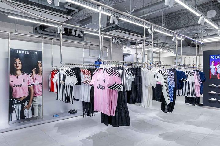 画像2: 「コモの新ユニ」も新宿で買える！adidas、日本初の“フットボール×ライフスタイル”コンセプトストアが7月31日オープン