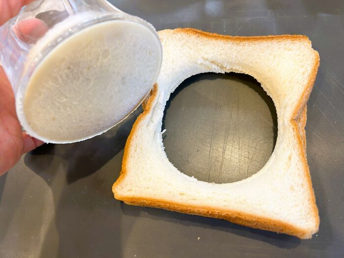 コップで「ギュッ」とするだけ♡いつもの食パンが爆速で〈ランチパック風〉になる凄ワザ！