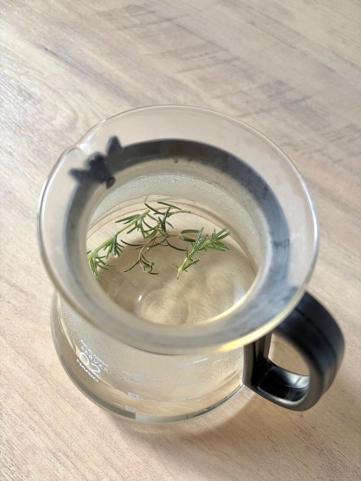 庭で採れたローズマリーをお茶にする朝