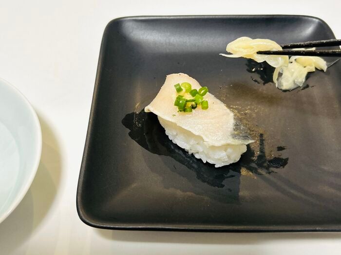 薬味が乗ったお寿司はひっくり返さないで！醤油はこうつけるのが正解です