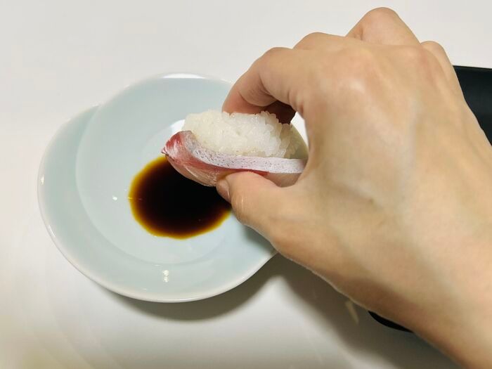 薬味が乗ったお寿司はひっくり返さないで！醤油はこうつけるのが正解です