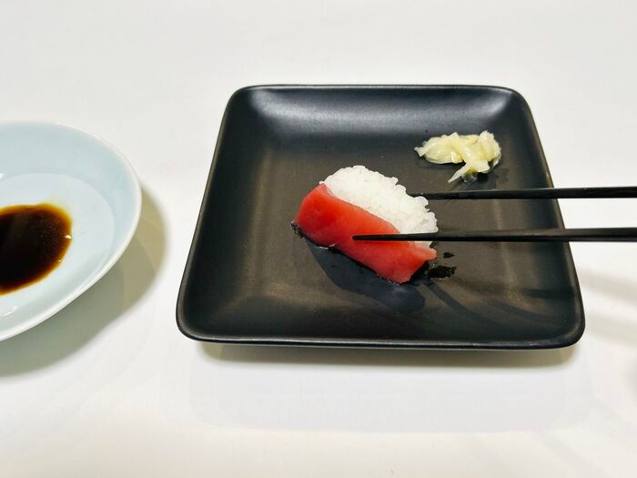 薬味が乗ったお寿司はひっくり返さないで！醤油はこうつけるのが正解です