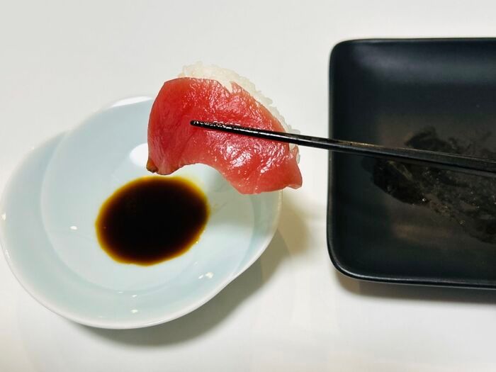 薬味が乗ったお寿司はひっくり返さないで！醤油はこうつけるのが正解です