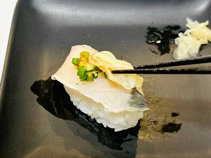 薬味が乗ったお寿司はひっくり返さないで！醤油はこうつけるのが正解です