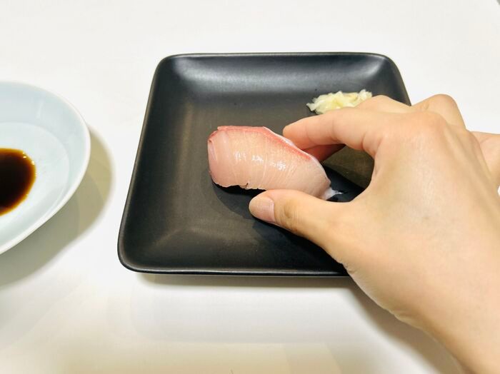 薬味が乗ったお寿司はひっくり返さないで！醤油はこうつけるのが正解です