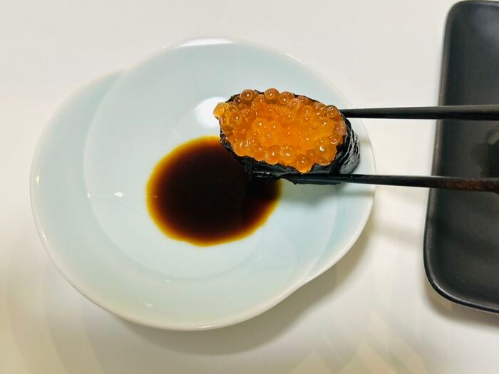 薬味が乗ったお寿司はひっくり返さないで！醤油はこうつけるのが正解です