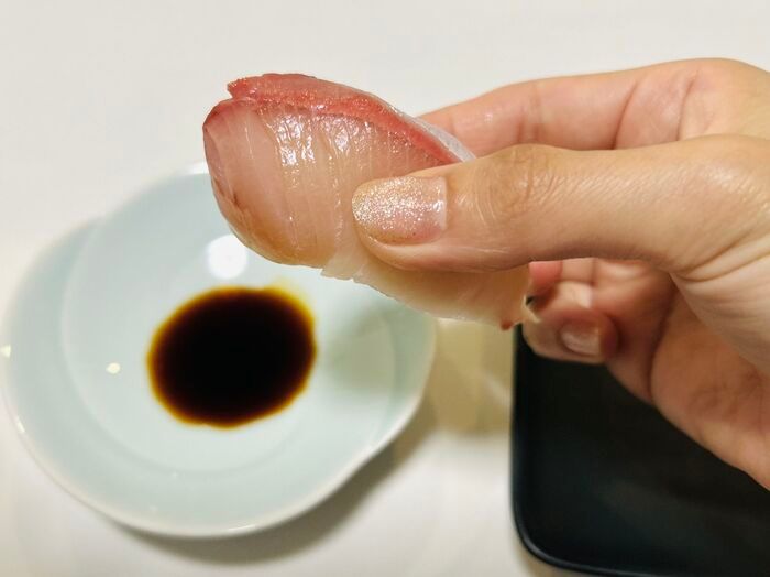 薬味が乗ったお寿司はひっくり返さないで！醤油はこうつけるのが正解です