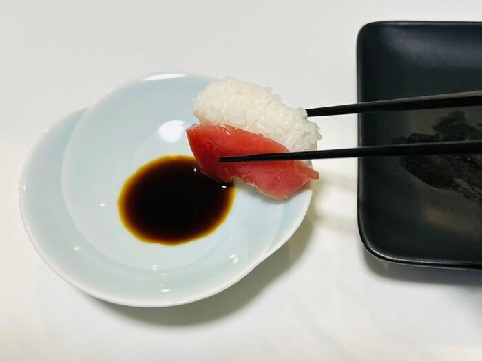 薬味が乗ったお寿司はひっくり返さないで！醤油はこうつけるのが正解です