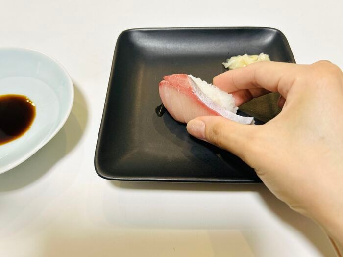 薬味が乗ったお寿司はひっくり返さないで！醤油はこうつけるのが正解です