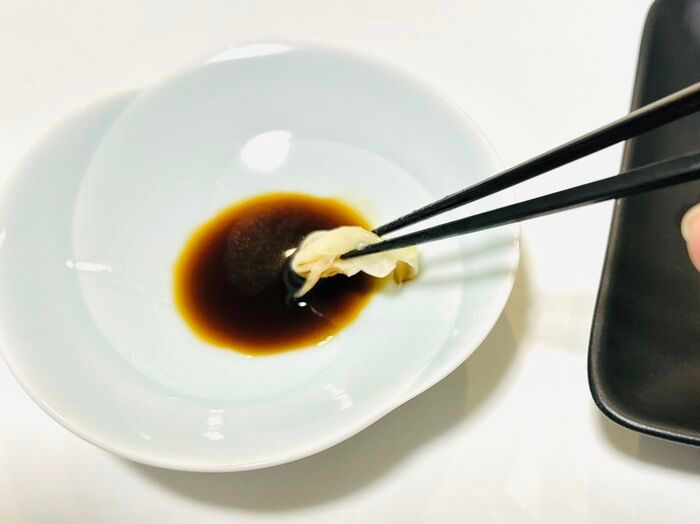 薬味が乗ったお寿司はひっくり返さないで！醤油はこうつけるのが正解です