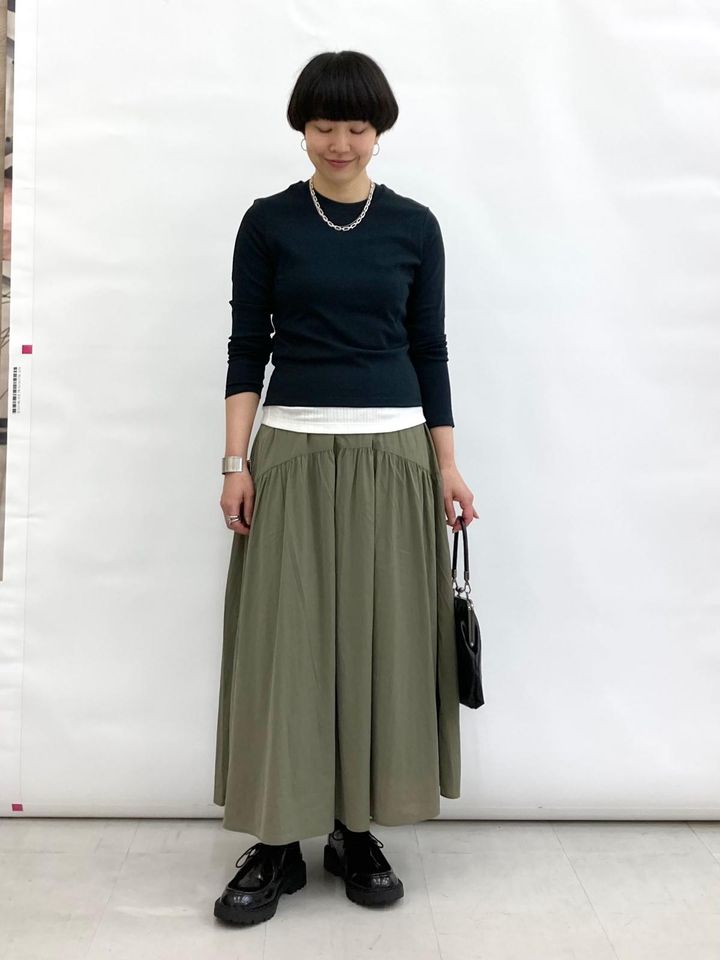 ブラック＆オリーブで甘さ控えめの配色に 出典：StyleHint