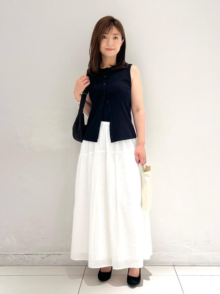トップスをコンパクトにすると、スカートのボリュームがより華やかに仕上がります 出典：StyleHint