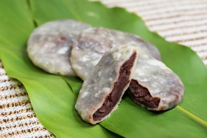 月桃の葉にのせた山城まんじゅう