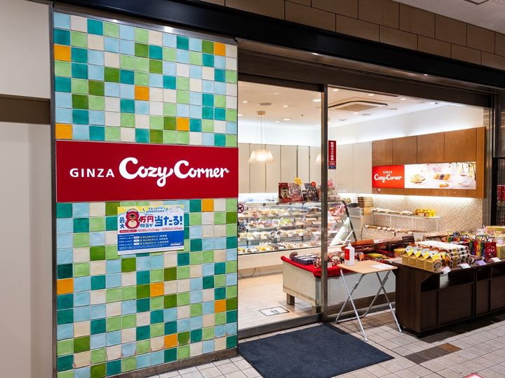 銀座コージーコーナーが7月31日から発売するポケモンスイーツを紹介。『ぽこあポケモン』のプチケーキやメタモンケーキ、焼菓子ギフトなど計5商品がラインアップしています。（サムネイル画像出典：PIXTA）