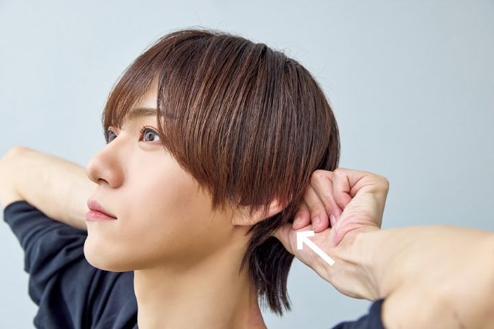 6.後頭部のくぼみをプッシュ