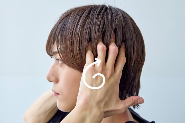2.続いて側頭部をほぐす