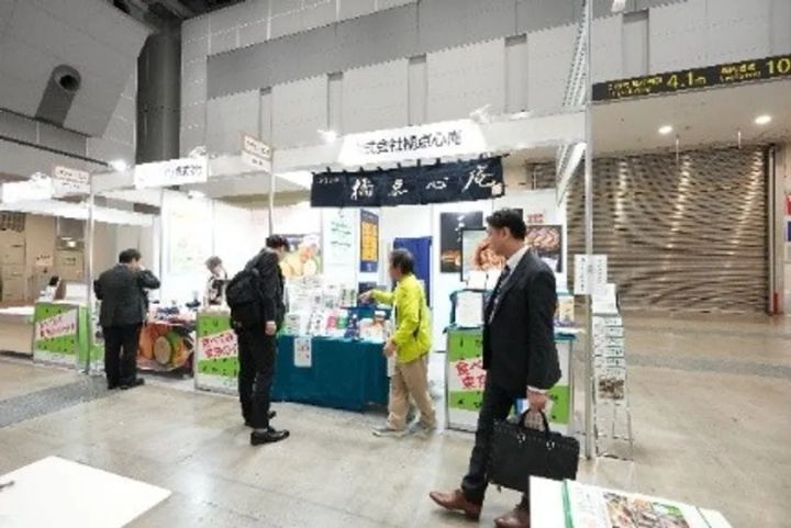 展示会場に並ぶご当地食品ブース