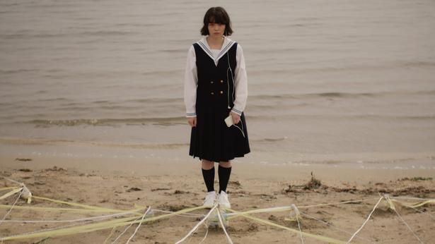 見えない敵と対峙するエレナ、決着の行方は…(『インビジブルハーフ』) [c] 2025 Test 8 Pictures All Rights Reserved.