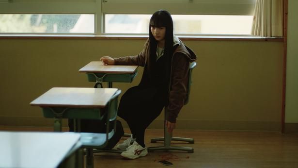 いじめの標的となっていたクラスメイト。常に耳に付けていたイヤホンを失ったことで、不可解な行動をとり始める(『インビジブルハーフ』) [c] 2025 Test 8 Pictures All Rights Reserved.