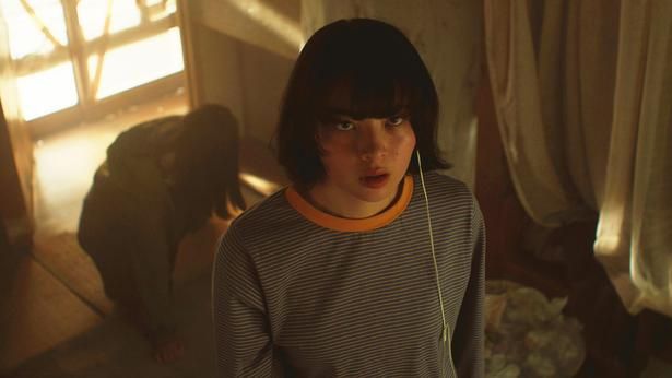 【写真を見る】『インビジブルハーフ』でミックスルーツを持つ主人公エレナを演じたのは映画監督、俳優、モデルとしてグローバルに活躍するシエラ璃砂 [c] 2025 Test 8 Pictures All Rights Reserved.