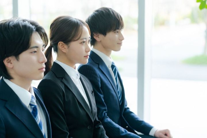 リクルートスーツに身を包んだ就活中の学生たち