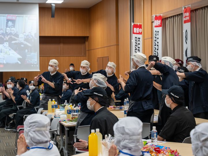 チーム紹介に沸く会場の出場者たち