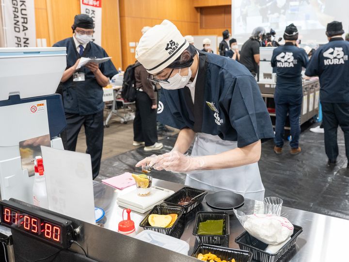 パフェにソースをかけるデザート部門の出場者