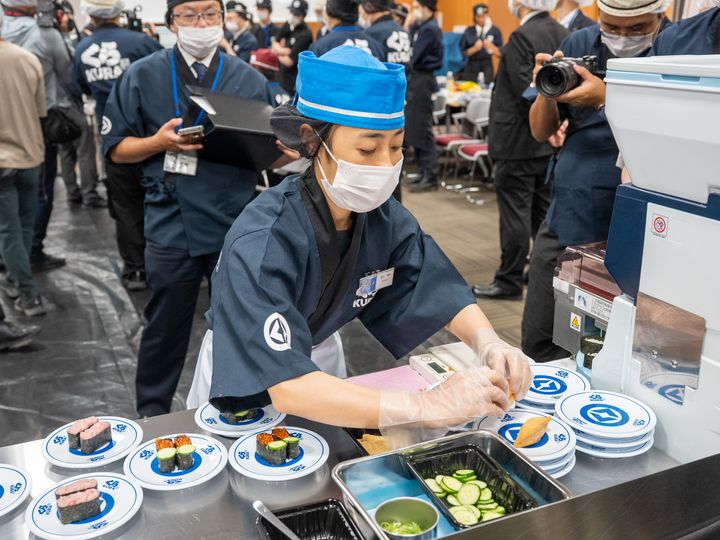 ねぎとろやいくらの軍艦を組み上げる出場者