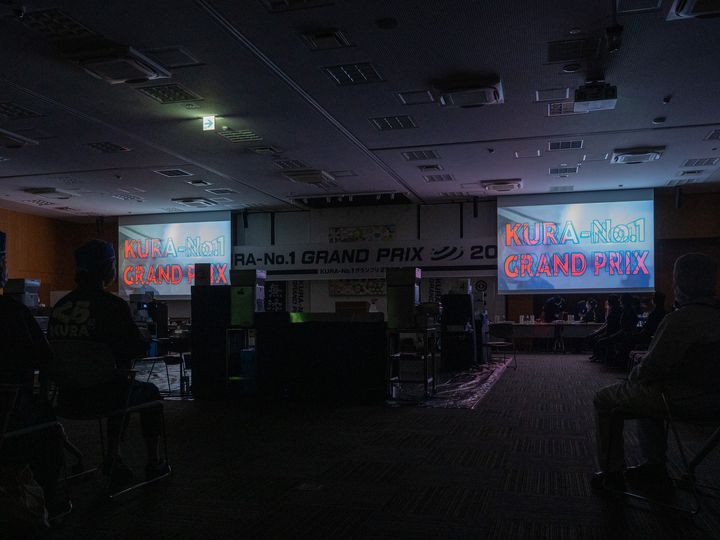 KURA-No.1 GRAND PRIXのロゴが映し出された会場