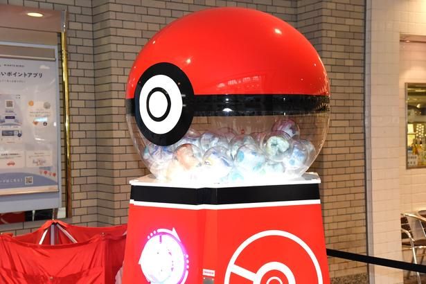 モンスターボールをモチーフにしたメガポケモンガチャ (C)Pokémon/Nintendo/Creatures/GAME FREAK Pokémon Sleep is developed by SELECT BUTTON inc. ポケットモンスター・ポケモン・Pokémonは任天堂・クリーチャーズ・ゲームフリークの商標です。 撮影：ソムタム田井