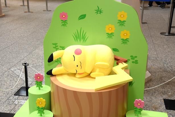 ピカチュウをはじめ、おなじみのポケモンたちが気持ちよさそうに眠っているフォトスポットが展開 (C)Pokémon/Nintendo/Creatures/GAME FREAK Pokémon Sleep is developed by SELECT BUTTON inc. ポケットモンスター・ポケモン・Pokémonは任天堂・クリーチャーズ・ゲームフリークの商標です。 撮影：ソムタム田井