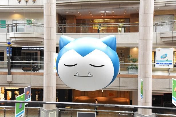 巨大なカビゴンが眠る「おやすみカビゴン広場」 (C)Pokémon/Nintendo/Creatures/GAME FREAK Pokémon Sleep is developed by SELECT BUTTON inc. ポケットモンスター・ポケモン・Pokémonは任天堂・クリーチャーズ・ゲームフリークの商標です。 撮影：ソムタム田井
