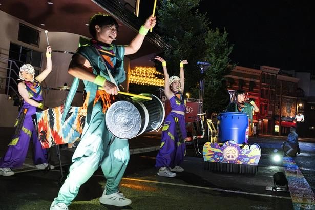 夜実施の「サマービート・スプラッシュ」は音と水を楽しむ、ゲストも手拍子で参加するショー 画像提供：ユニバーサル・スタジオ・ジャパン