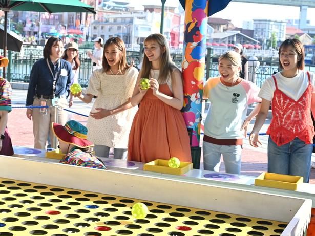 カーニバルゲームではボールを投げて色がついた穴に入ると景品がもらえる