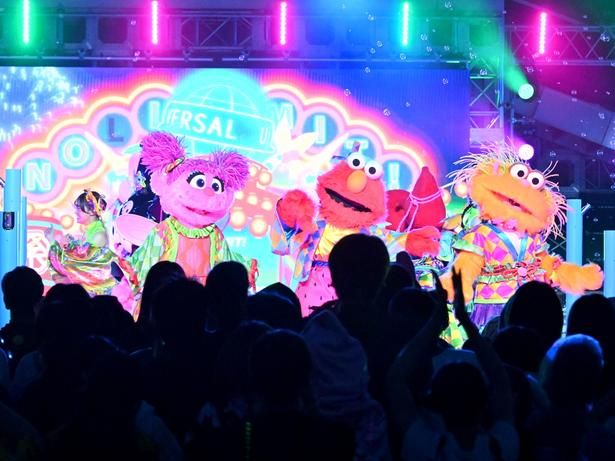 「NO LIMIT! グロウアップ Oh! マツリ」にはUSJの人気キャラクターも登場してパフォーマンス