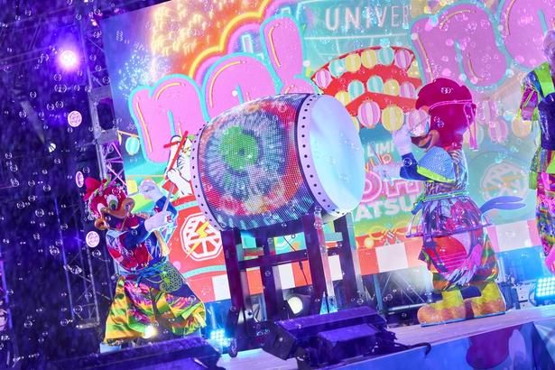 「NO LIMIT! グロウアップ Oh! マツリ」ではネオンが光る和太鼓などが夏祭り気分を盛り上げる 画像提供：ユニバーサル・スタジオ・ジャパン