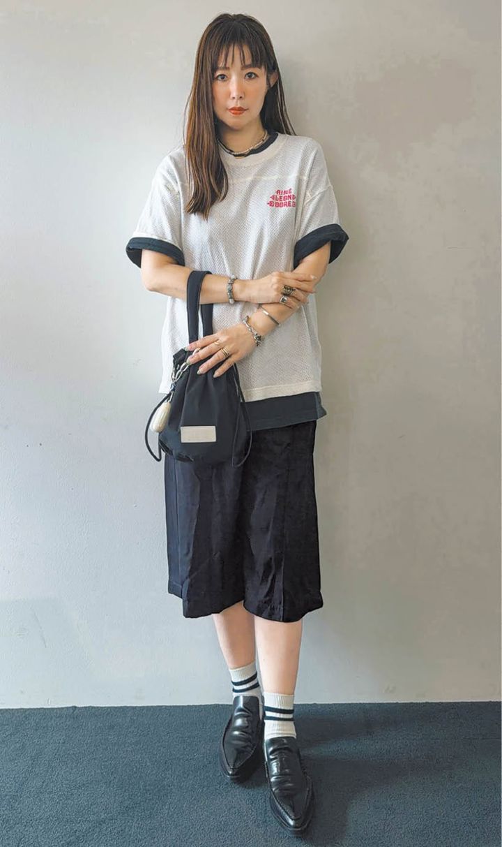 Tシャツ／エメ・レオン・ドレ パンツ、靴／ともにジルサンダー バッグ／マンハッタンポーテージ