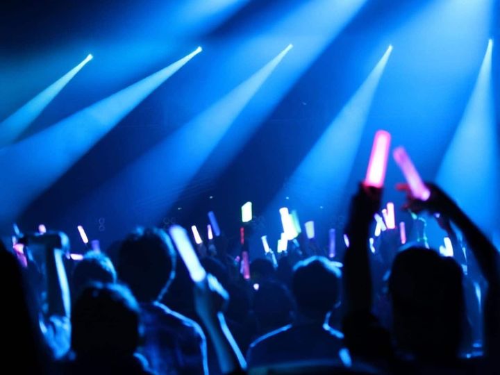 K-POPの音楽番組での「1位」は、グループの存続や予算配分に直結する死活問題です。ファンによる組織的な応援活動「スミン」の中身や、「1位」を巡って動くお金と構造など、シビアな生存戦略の裏側をひも解きます。※画像：PIXTA（画像はイメージ）