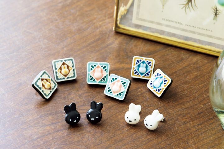 上段：マジョリカピアスは、大正時代に流行した、和洋折衷柄のタイルのモチーフに、ミッフィーがあしらわれたデザイン。ブラウン、ピンク、ブルー各￥8,800 下段：モノトーンが大人可愛いフェイスピアス。ホワイト、ブラック各￥6,600／すべて金正陶器