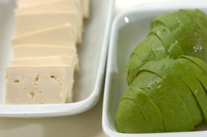 豆腐とアボカドの和風サラダの下準備1