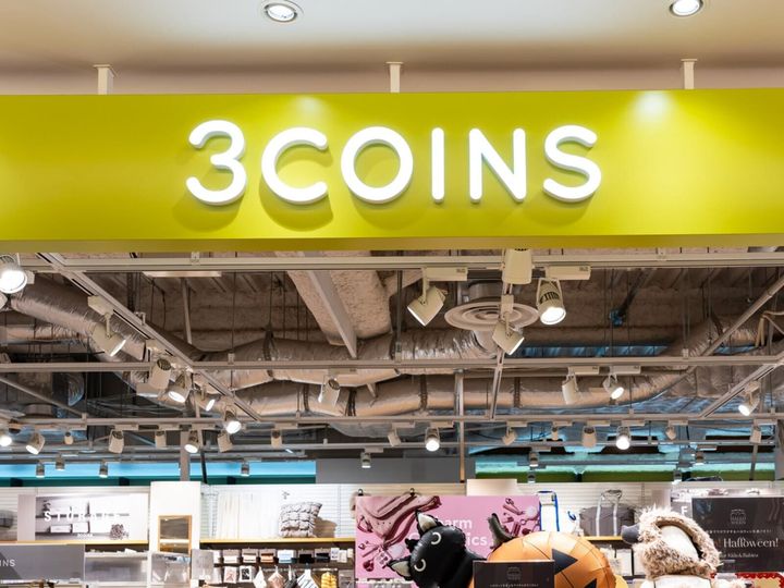 「3COINS」から発売されている「簡単折りたたみマルチ収納」が、工具いらずの組み立てやすさとキャスター付きの使い勝手の良さで人気を集めています。SNSでも反響を呼んでいる同商品の魅力を紹介します。